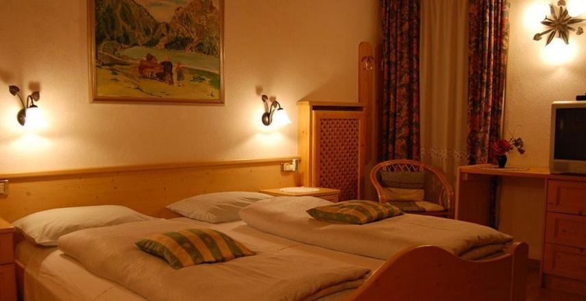 Albergo Genziana San Vigilio Di Marebbe Δωμάτιο φωτογραφία